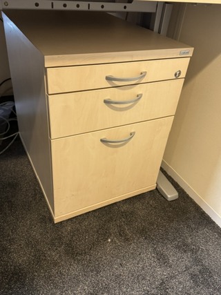 2x Bureau