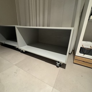 2x Display blok, grijs, verrijdbaar