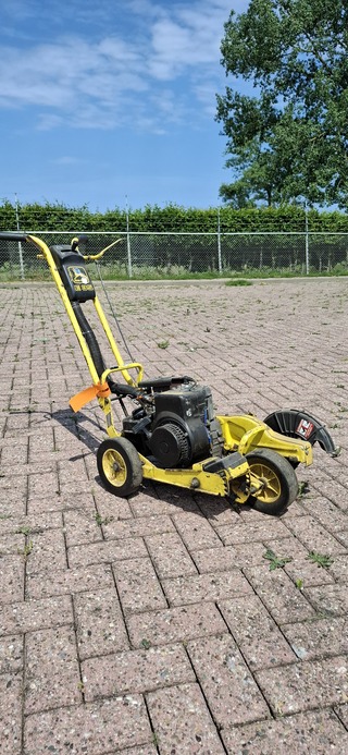 ( Locatie Wijk en Aalburg ) Kantensnijder, John Deere, E35 Edger