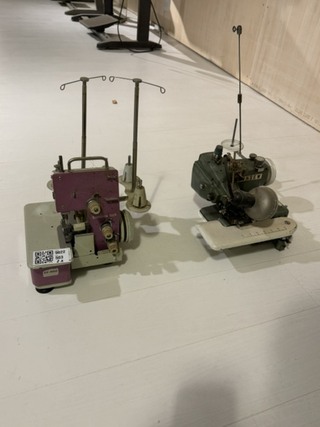 2x Lockmachine Bambina en Consew