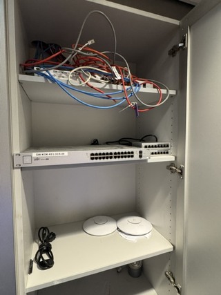 4x Switch en 2x access point UuniFi, Switch  en AP AC pro