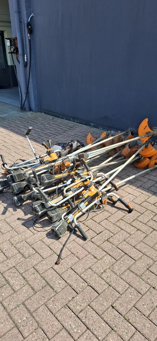 ( Locatie Wijk en Aalburg ) 16x Bosmaaier | 2x Rugaccu en bijhorende l