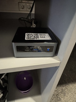 Computer met monitor Intel, NUC10FNH
