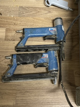 Compressor en 2x tacker Jun-Air, blauw