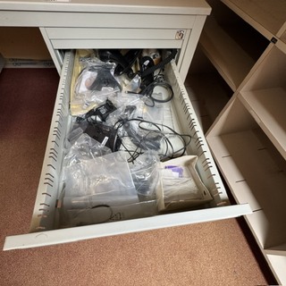Bureau met inhoud, grijs
