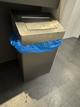 afvalbak en divers schoonmaakgerief