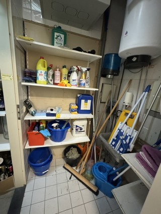afvalbak en divers schoonmaakgerief