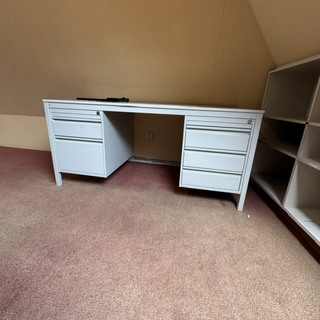 Bureau met inhoud, grijs