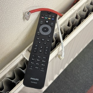 Televisie Philips 42PFL3208h/12, met wandbevestiging