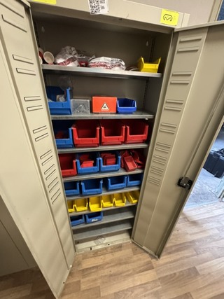 2x Archiefkast met gordijnrails onderdelen