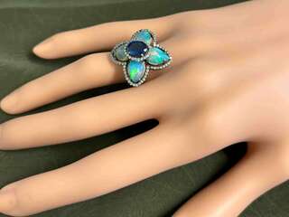 Bijzondere ring met natuurlijke edelstenen en diamant