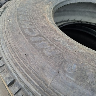 2x Shovelband en 1x vrachtwagenband, O.a Titan, Michelin