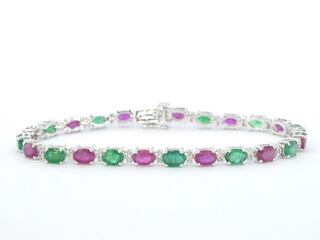 Witgouden tennisarmband met natuurlijke diamanten en smaragd en robijn