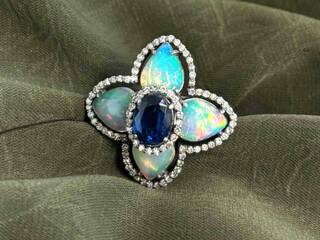 Bijzondere ring met natuurlijke edelstenen en diamant