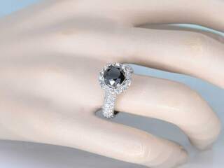 Witgouden entourage ring met grote natuurlijke diamanten en een zwarte