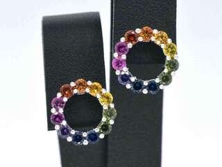 Witgouden oorbellen met multi colour saffieren in een cirkel
