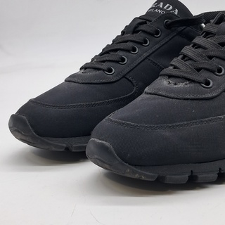 Paar sneakers, maat 8,5, Prada, 2EG 247
