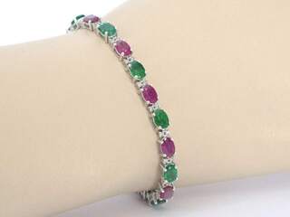 Witgouden tennisarmband met natuurlijke diamanten en smaragd en robijn
