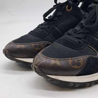 Paar sneakers, maat 36, Louis Vuitton, G0 0137