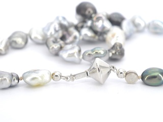 Schoeffel – Barok parel ketting met witgouden sluiting