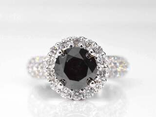 Witgouden entourage ring met grote natuurlijke diamanten en een zwarte