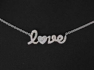 Witgouden ‘love’ collier met natuurlijke diamanten