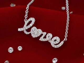 Witgouden ‘love’ collier met natuurlijke diamanten