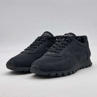 Paar sneakers, maat 8,5, Prada, 2EG 247