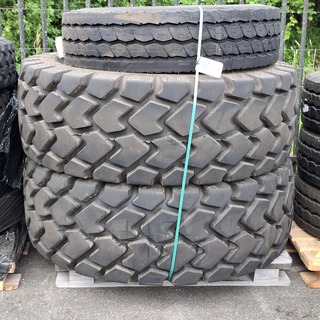 2x Shovelband en 1x vrachtwagenband, O.a Titan, Michelin