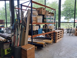 Stelling met inhoud schoonmaakmiddel