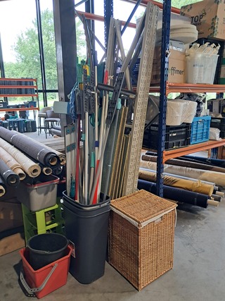 Stelling met inhoud schoonmaakmiddel