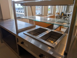 Balie met warmhoudbakken en vitrine