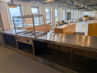 Balie met warmhoudbakken en vitrine