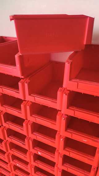 Ca. 70x Magazijnbakken met grijp opening, Rood