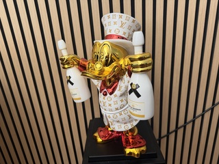 Dagobert Duck beeld, Lior24, Goud/Wit/Rood