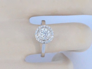 Witgouden entourage ring vol gezet met diamanten
