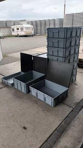 Ca. 16x Grote Bakken met deksel in 3 maten, Engels, Grijs / Chroom