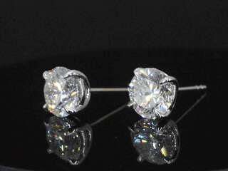 Witgouden solitair oorbellen met diamanten