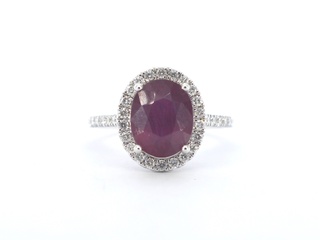 Witgouden entourage ring met diamanten en robijn