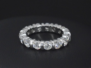 Witgouden alliance ring met diamanten