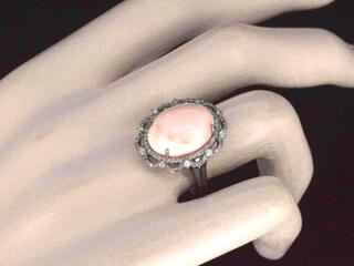 Unieke ring met diamanten en centraal koraal