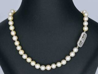 Parelsnoer met diamanten art deco sluiting