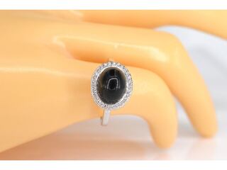 Witgouden ring met witte diamant en onix