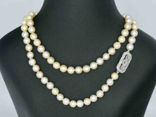 Parelsnoer met diamanten art deco sluiting