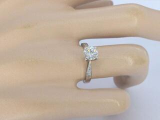 Gouden solitair ring met een 1.00 carat natuurlijke diamant en briljan