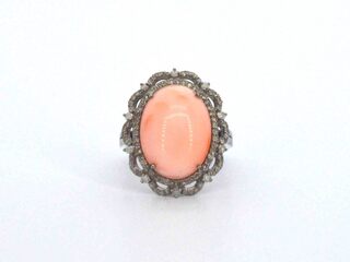 Unieke ring met diamanten en centraal koraal