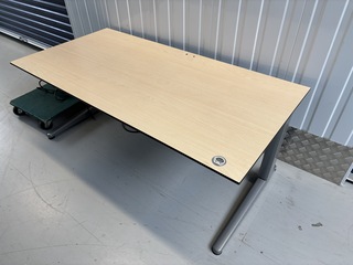 Ca. 107x Bureau, Ahrend, lichte houtkleur