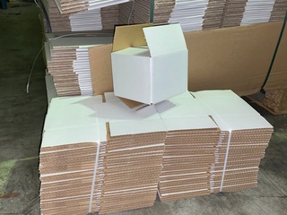 Ca. 600x Verzenddoosjes 13x12x10cm, wit