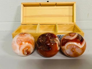 3x Carneool bollen in houten bak