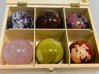 6x Edelsteenbollen in houten kist
